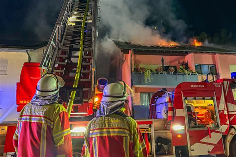 Mehrfamilienhaus Steht Lichterloh In Flammen Gro Einsatz Der Feuerwehr