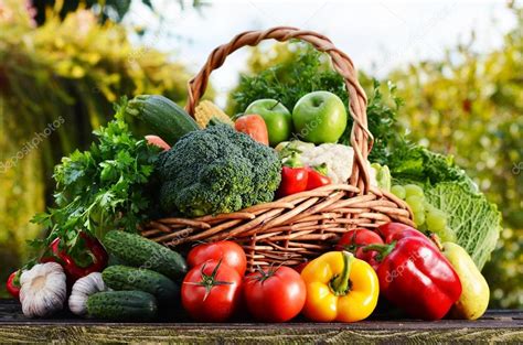 Weidenkorb mit sortiertem Bio Rohgemüse im Garten Stockfotografie