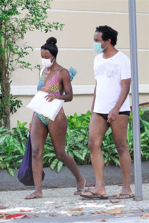 De Mai Maju Coutinho Curte Dia Na Praia O Marido