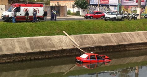 G1 Táxi Cai No Arroio Dilúvio Em Porto Alegre Após Motorista Perder