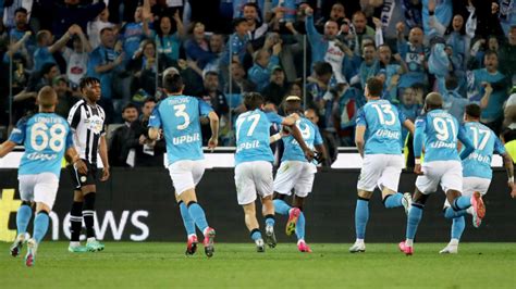 Napoli nin 33 yıl sonra gelen Serie A şampiyonluğu İtalya da manşetlerde