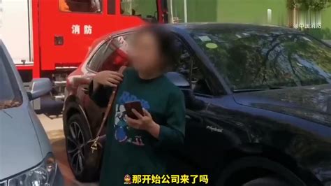 幼童满脸通红被锁车内，家长拒绝消防员破窗！坚持要等开锁师傅！财经头条