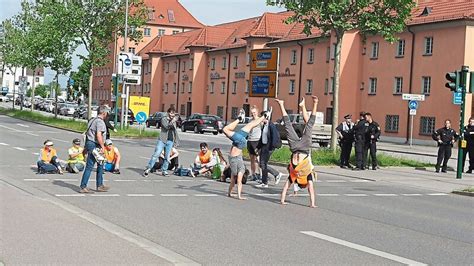 Aktivisten der Letzten Generation Regensburg blockieren Straße vor den