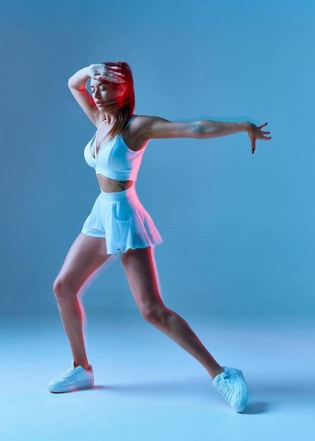 Una Chica Bronceada Con Ropa Interior Blanca Bailando Sobre Un Fondo