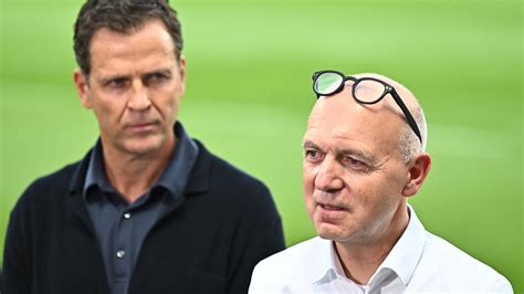 Wm Dfb Boss Bernd Neuendorf Dankt Oliver Bierhoff Gro E