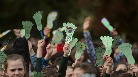 Cientos de niños marchan en Pamplona para exigir una educación de