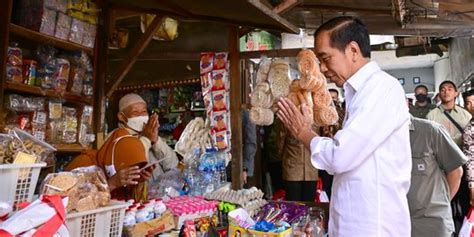 Blusukan Ke Pasar Karanganyar Jokowi Bagikan BLT Dan Cek Harga