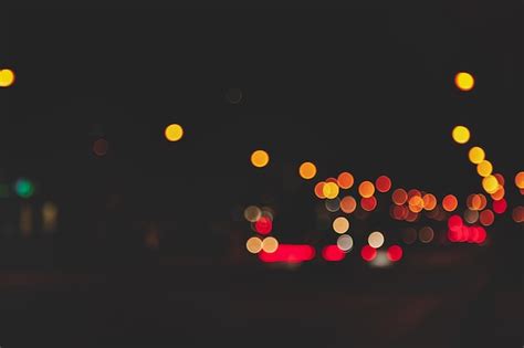 Fundo abstrato bokeh de rua à noite carro e lâmpadas de rua vida