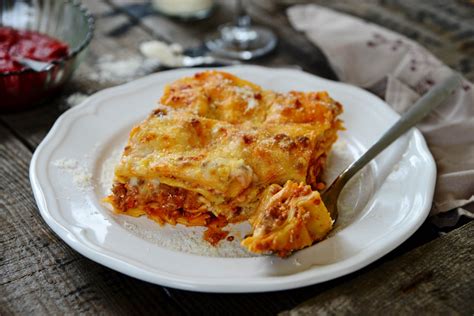 Lasagne Alla Bolognese Tavola In Piazza