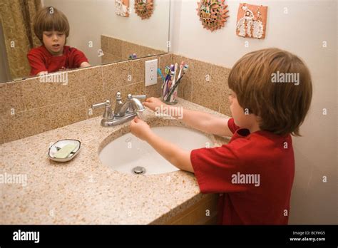 Un Ni O De Siete A Os Lav Ndose Las Manos Con Jab N En El Lavabo Del