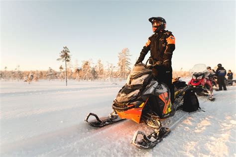 Rovaniemi Safari en moto de nieve por el bosque del Círculo Polar