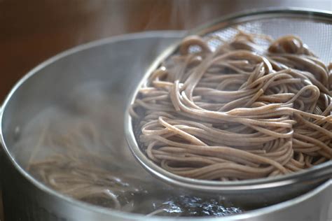 蕎麦の茹で時間は？乾麺と生麺のおいしい茹で方やポイントを紹介｜prezo プレゾ 北海道のお取り寄せグルメと産直通販