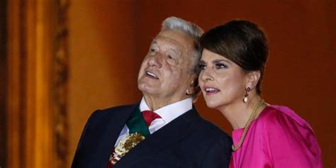 15 de septiembre Beatriz Gutiérrez Müller viste de rosa mexicano en la