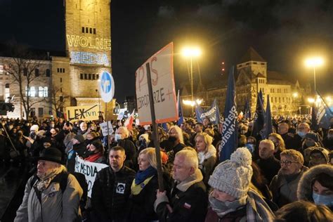 Protesty przeciwko lex TVN w całej Polsce