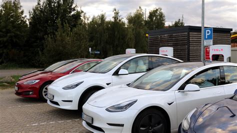 Nach Teslas Preissenkungen Analysten Erwarten Preiskrieg Bei