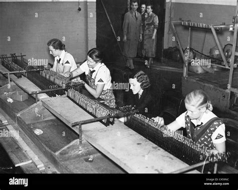 Femmes ouvrières d usine de munitions Banque d images noir et blanc Alamy