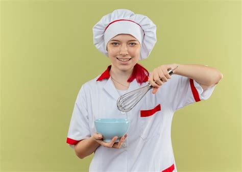 Jovem Chef Feminina Loira Sorridente Uniforme De Chef Segurando