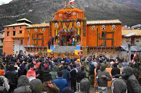 Char Dham Yatra Char Dham Yatra Updates बदरीनाथ धाम के दर्शन के लिए टोकन सिस्टम शुरू लंबी