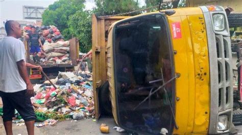 Video Truk Sampah Bermuatan Penuh Terguling Usai Mati Mesin Saat