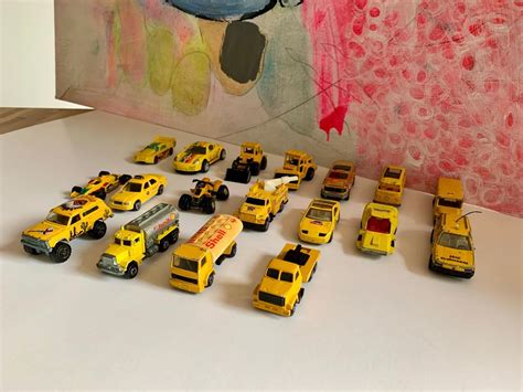 gelbe Mini Autos zum Spielen Matchbox Hot Wheels Gebraucht in Dübendorf für CHF