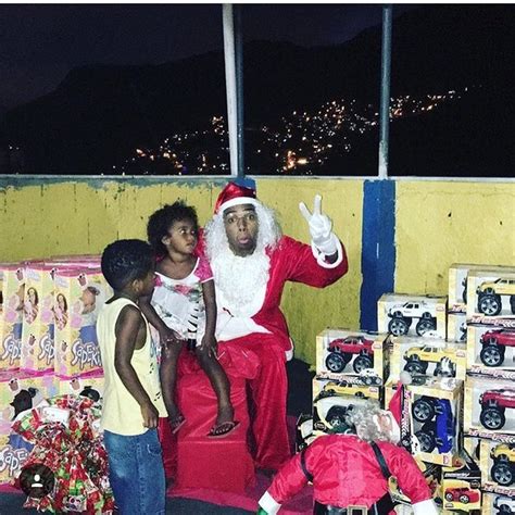 EGO Nego Do Borel Se Fantasia De Papai Noel E Posa Cercado De