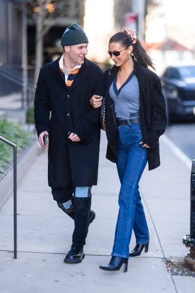 Bella Hadid vuelve con un estilo clásico con jeans de pierna recta y