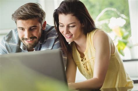 Pareja Feliz Usando Laptop Foto Premium