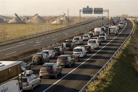 Keresztbe fordult kamion miatt leállt a forgalom az M7 esen Budapest