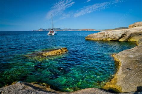 Background Perahu Yacht Di Laut Aegean Di Bebatuan Putih Pantai