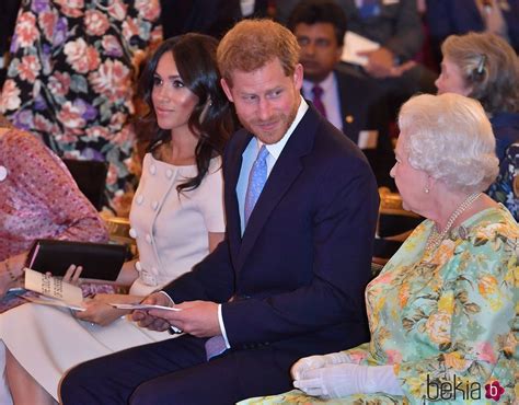 El Príncipe Harry Mira Con Cariño A La Reina Isabel Ante Meghan Markle En Los Queens Young