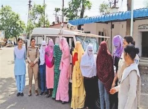 Sex Racket Exposed हटल परस पलस म सकस रकट क खलस 10 यवक और 9 यवतय पकड गई