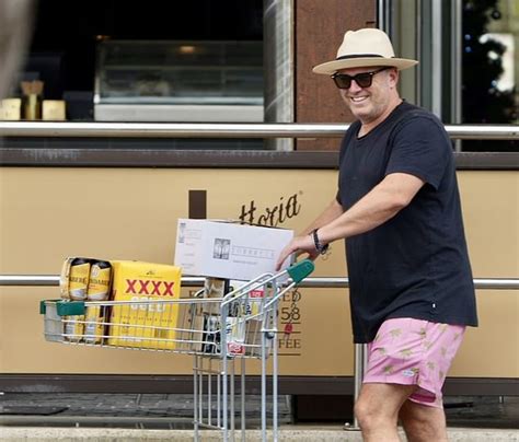 Karl Stefanovic stocks up on booze and ham ahead of Christmas in sunny ...