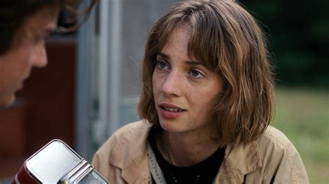 Stranger Things Maya Hawke Has Mixed Feelings On Robin S Relationship