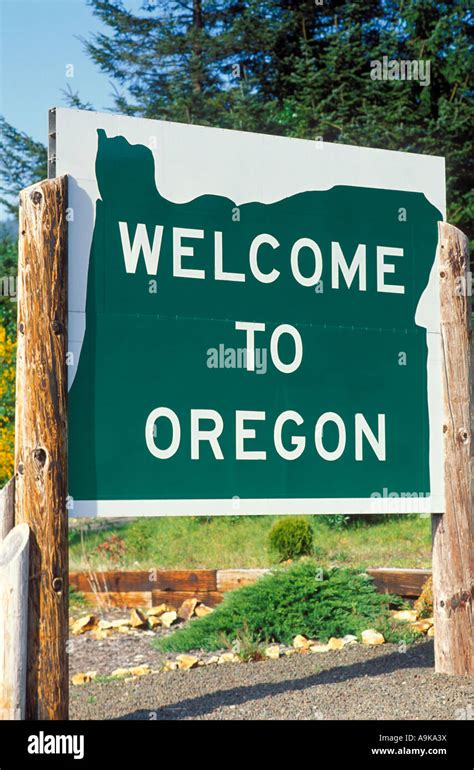 Welcome to Oregon sign at the California border in Brookings Oregon Stock Photo - Alamy