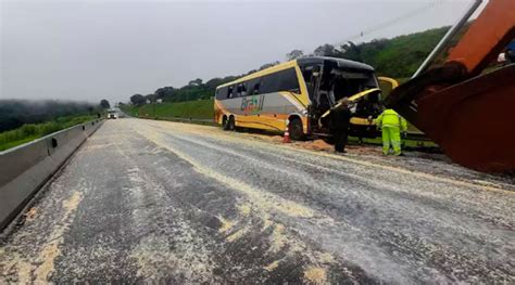 Acidente entre ônibus e carreta deixa 1 morto na SP 330 em Santa Rita