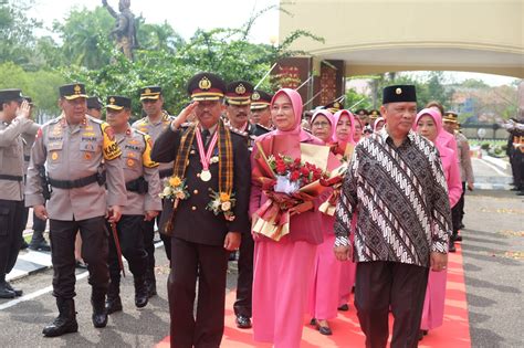 Kapolda Sultra Pimpin Upacara Wisuda Purna Bakti 30 Personel Polri