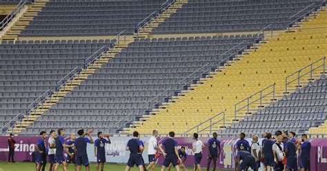 U S Soccer Briefly Removed Emblem From Iran Flag To Show Support For Protesters Reuters