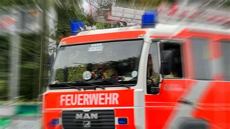 Brand In Stuttgart Bad Cannstatt Feuerwehr Rettet Hund Aus Wohnhaus