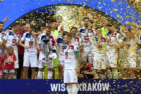 Radość Wisły Kraków smutek Pogoni Szczecin Dekoracja po finale