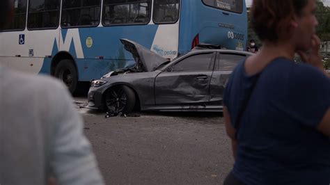 Homem fica ferido após colidir BMW contra traseira de ônibus em Manaus