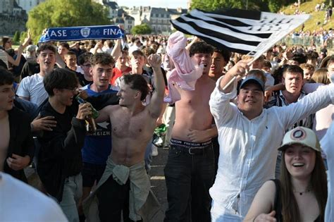 EN IMAGES À Vannes des milliers de supporters du RCV célèbrent la