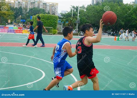 Ni Os Chinos Que Entrenan A Habilidades Del Baloncesto Fotograf A