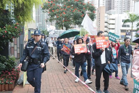 【復常首個遊行】團體反對將軍澳填海 大批警員戒備 遊行人士按要求頸戴咭牌