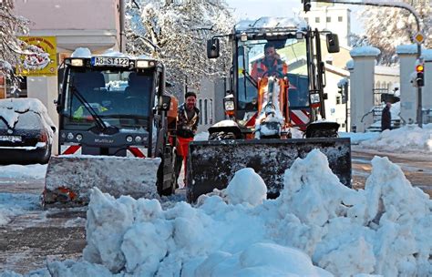 Wintereinbruch Schneemassen fordern Einsatzkräfte