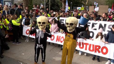 MANIFESTACIÓN PÉLETS SANTIAGO Miles de personas marchan en defensa