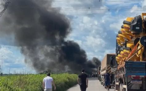 Carretas se chocam e pegam fogo na PA 150 no nordeste do Pará Folha