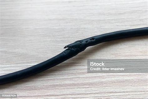 Kabel Listrik Hitam Rusak Pada Latar Belakang Lantai Kayu Kabel Listrik