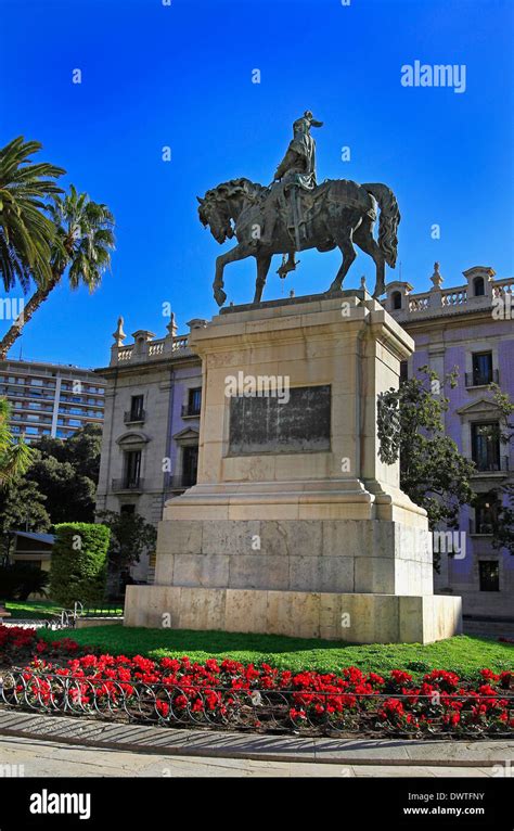 Statue of Jaume el Conqueridor in the La Plaça D Alfons El Magnanim