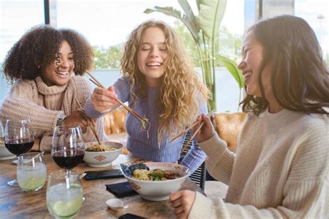 Grupo De Diversas Mulheres Almo Ando No Caf Foto Premium