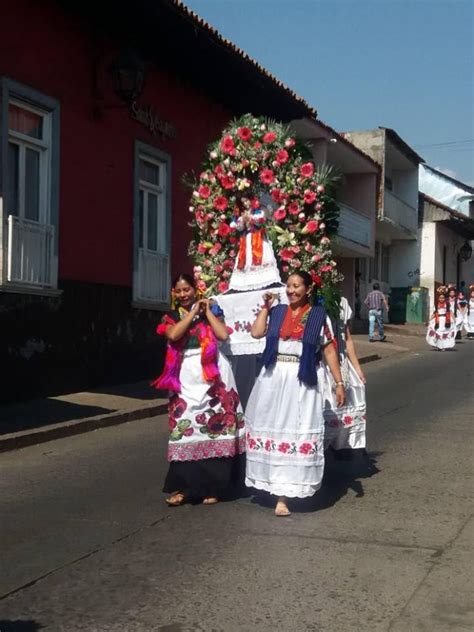 Fotogaler A Aguadoras De Uruapan Honran Tradici N Purh Pecha En